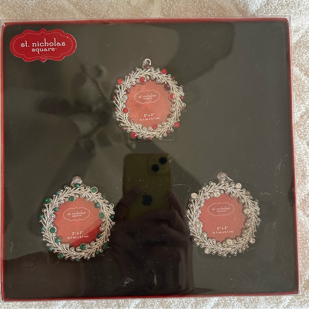 St. Nicholas Wreaths Ornament Picture Frames 3 Piece Set New